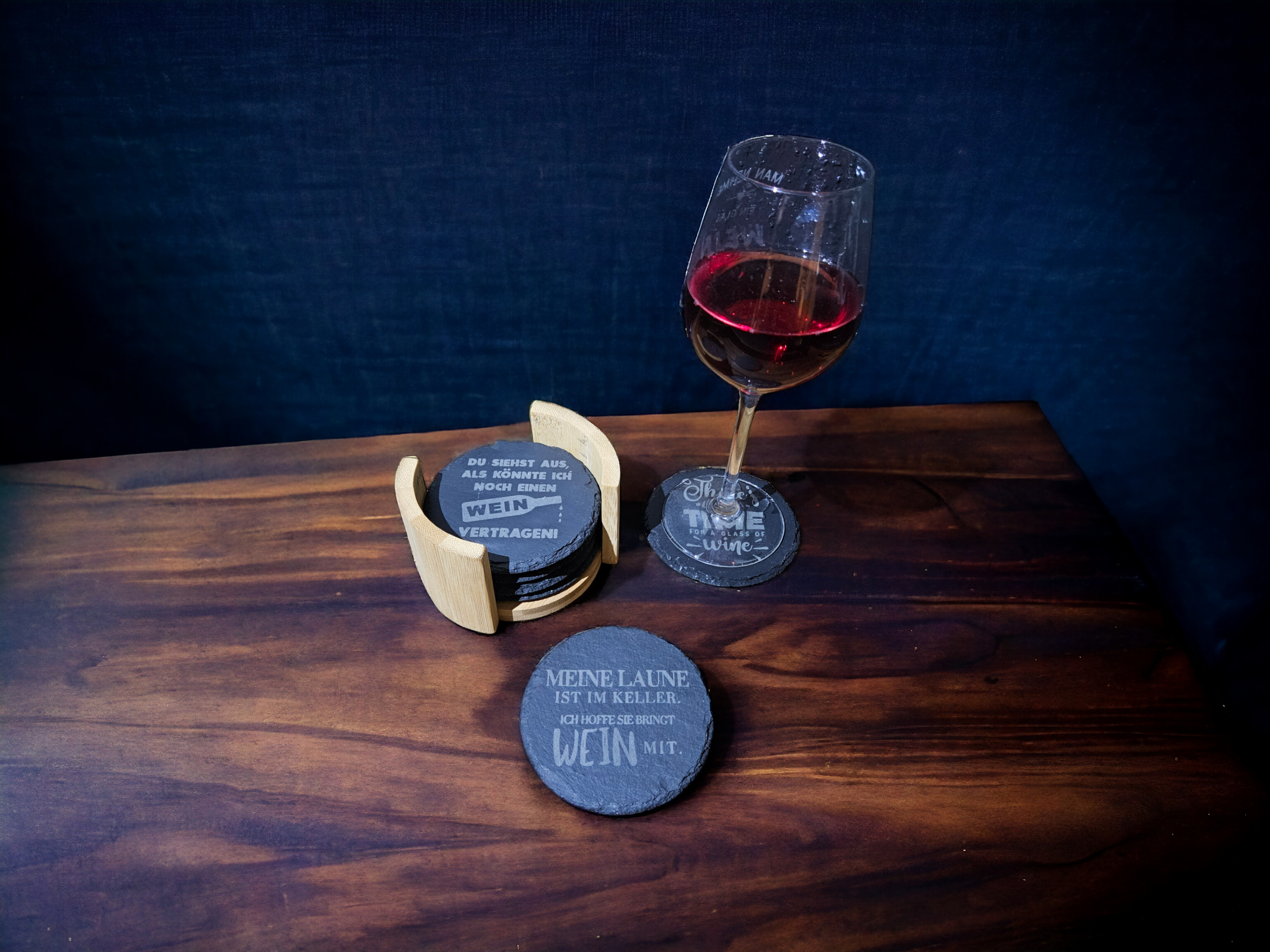 Weinuntersetzer aus Schiefer – Set mit Spruchgravur